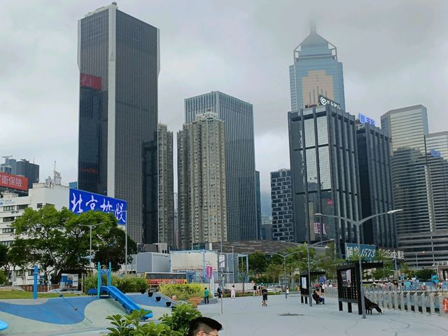 遠眺中環廣場，城市精神的映照。