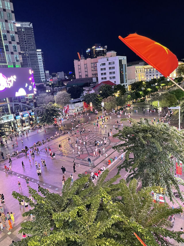 在胡志明咖啡公寓露台上，吹着微風