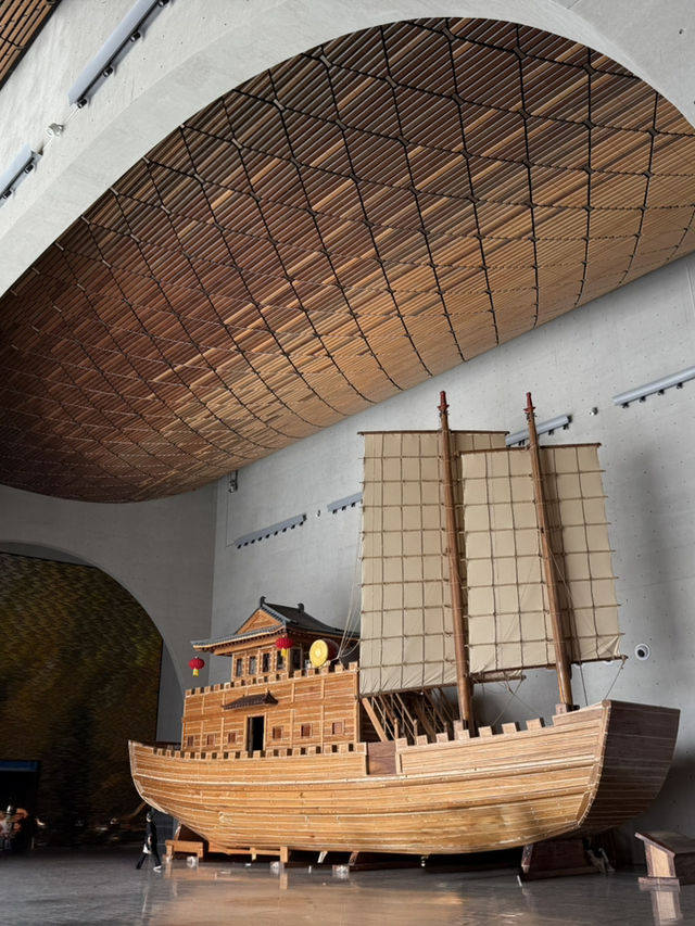 Stylish curvy Chinese museum about canal