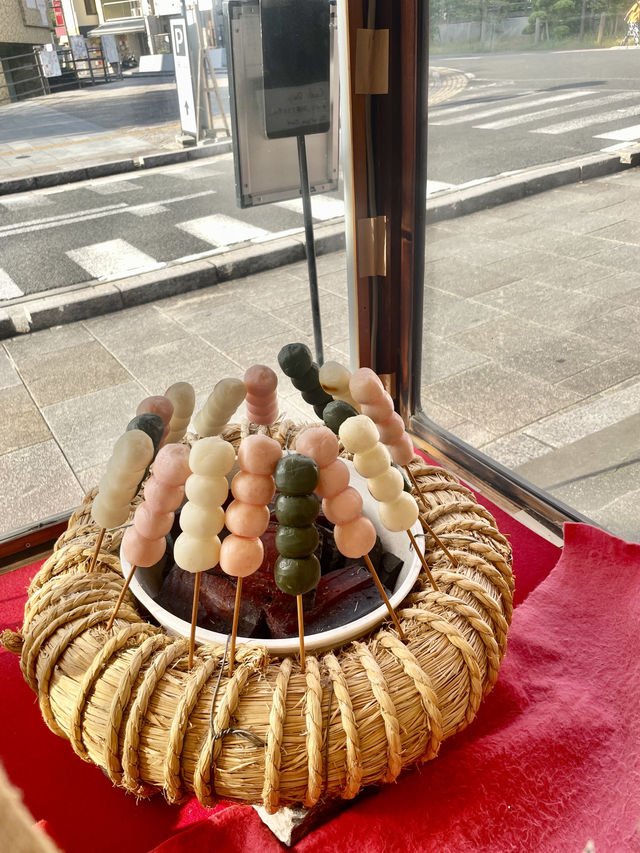 마쓰야마에서 도고온천을 즐기고 이 귀여운 당고를 일본 전통 가옥에서 맛보세요