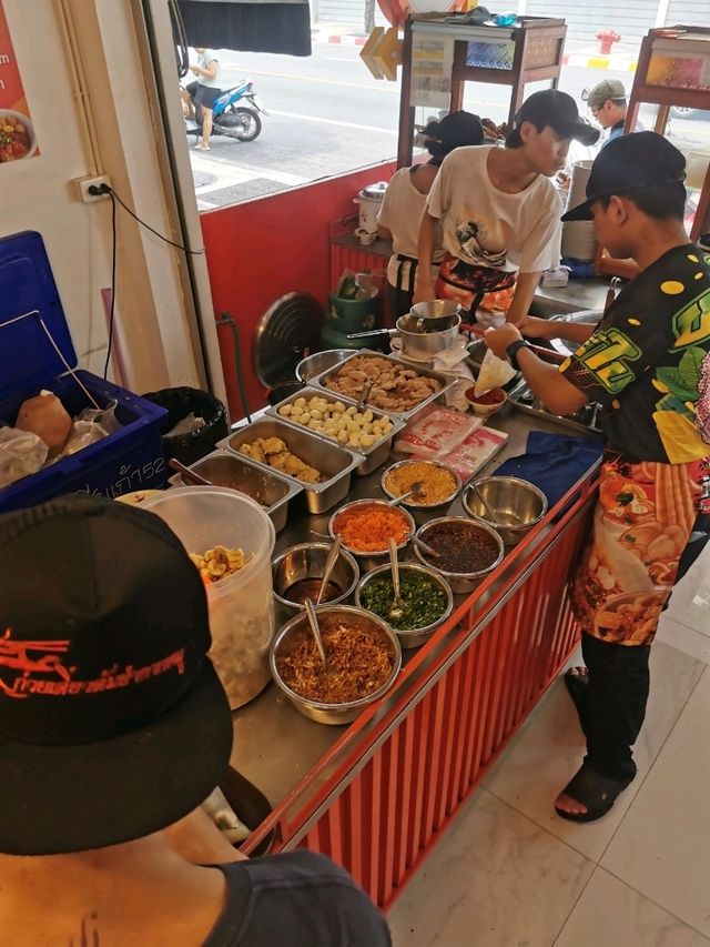 ก๋วยเตี๋ยวต้มยำกากหมู สาขาโชคชัย4