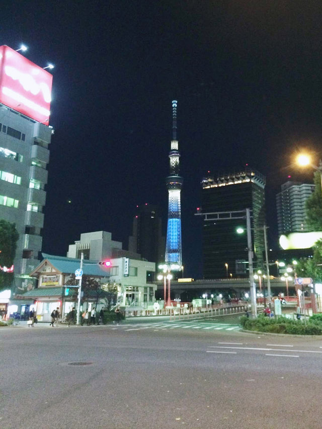  晴空塔 是東京很重要的一個地標 也是電視台的訊號塔