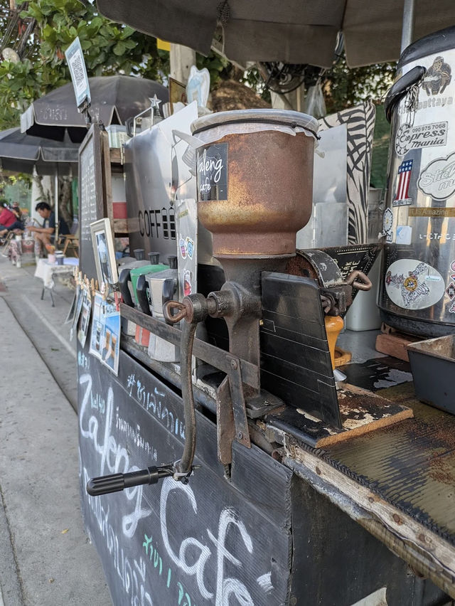Zaleng cafe ซาเล้งคาเฟ่ ร้านกาแฟสุดคุ้มริมทะเล