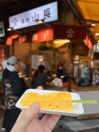 🍢 A Tasty Stroll Through Tsukiji Outer Market – Tamagoyaki, Ramen, Seafood & Soft Serve 🍦