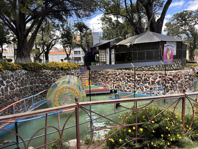 【Parque Simón Bolívar｜スクレの憩いと歴史が交差する都会のオアシス】