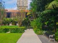 Strolling around the colonial buildings of Raffles Hotel