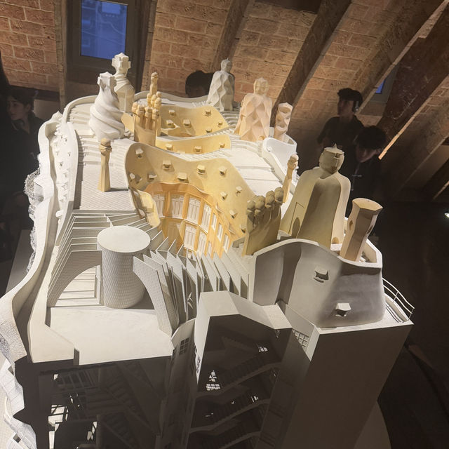 【スペイン/バルセロナ】波打つ壁が描き出す   ガウディ建築の極み「カサ・ミラ」