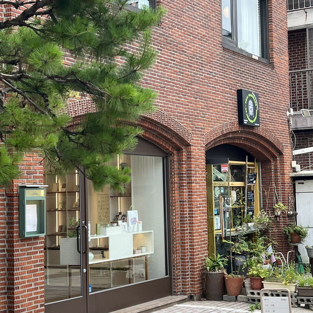 북촌길을 함께 걷고 인사동에서 기념품도 사고 함께해요