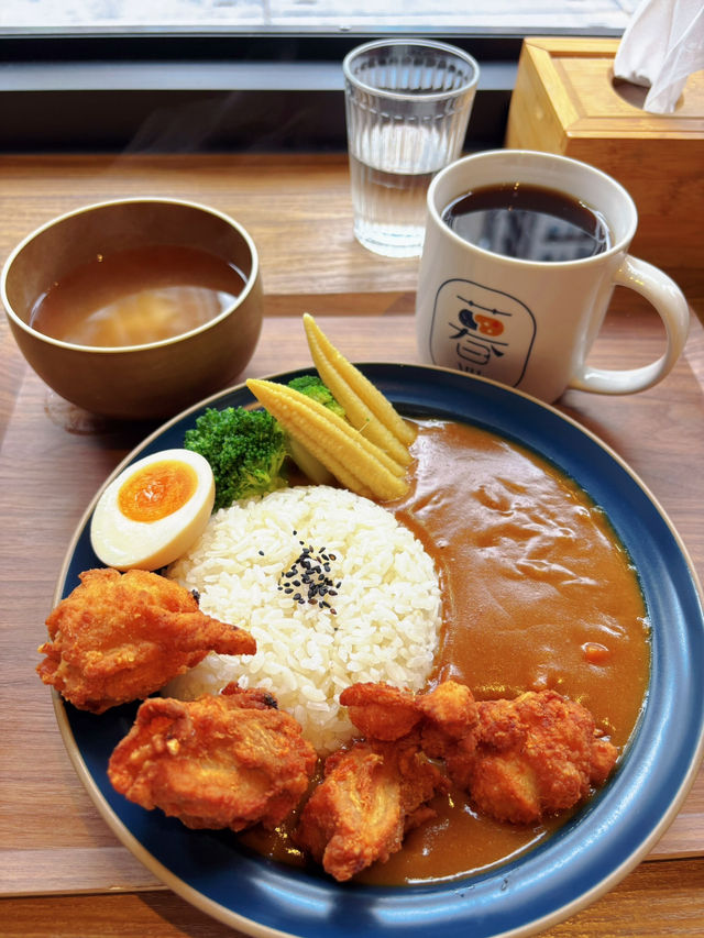 🍛 桃園咖哩控的快樂據點｜暮咖哩 ：一口脆皮暮暮雞，溫柔又濃郁的午餐時光