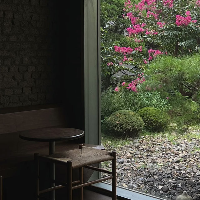 Industrial Soul Meets Slow Coffee – My Visit to Anthracite Seogyo, Seoul