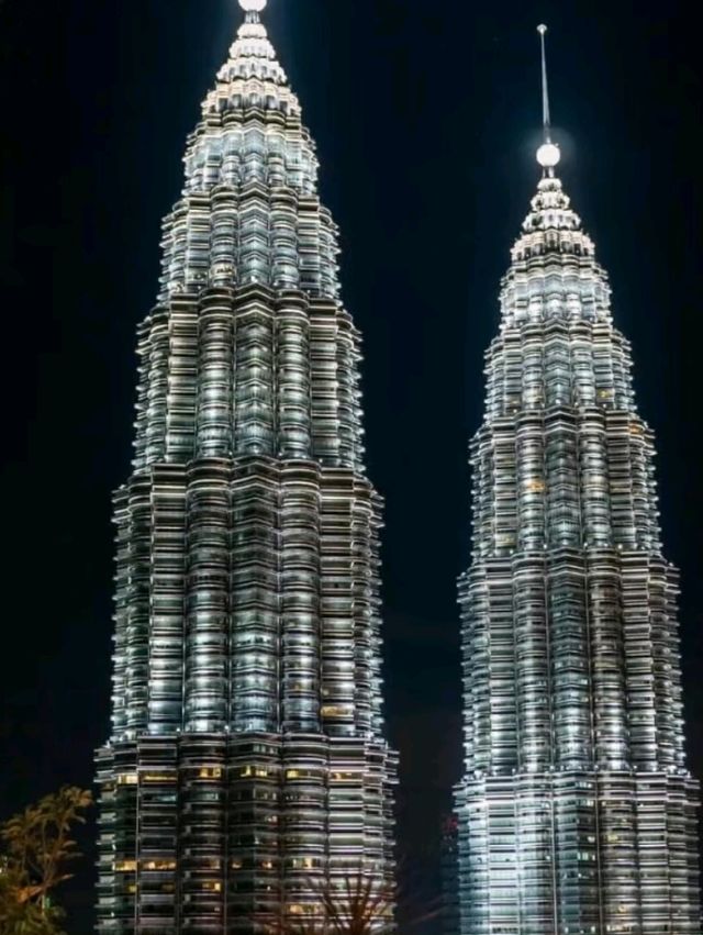 🗼🇲🇾 Petronas Twin Towers – The Icon of Kuala Lumpur
