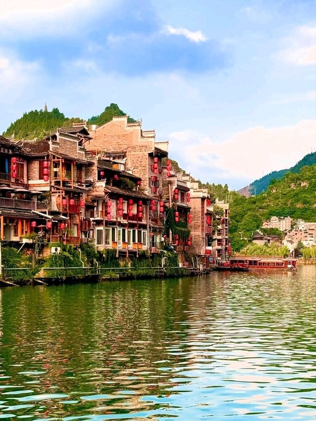 River Bends and Chill Streets in Zhenyuan Ancient Town
