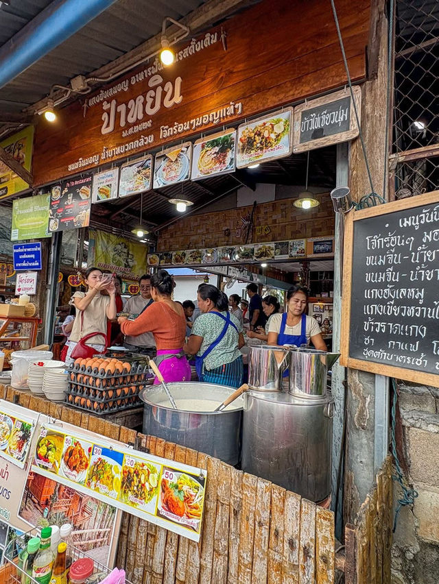  “ตักบาตรเช้าริมสะพานมอญ – วิถีมอญแบบเนิบช้าแต่เต็