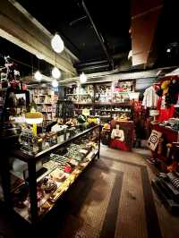 本とアートが息づくレトロ空間、REXKLのMentor Bookstoreでひとやすみ