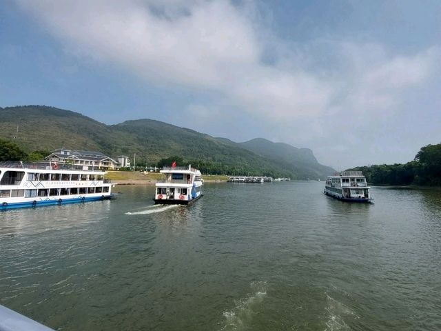 “The Floating Gallery: Li River’s Karst Dreamscape”