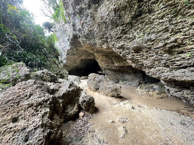 【ニャティヤ洞（にゃてぃやがま）｜沖縄・伊江島 「命を守りつないだ、静かな祈りの場」】