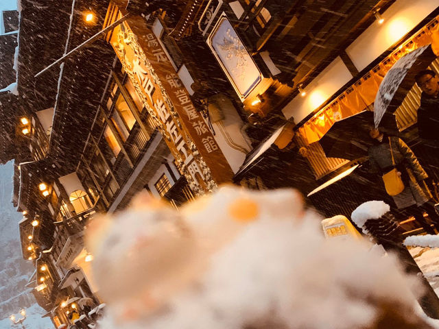 日本玩-「銀山溫泉」一個凝結在日本大正時代及宮崎駿童話裡的雪白世界，此生必訪！