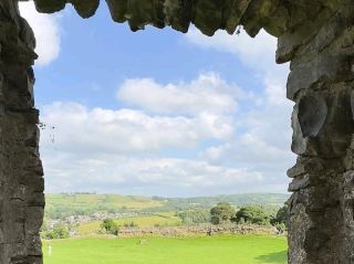 켄달 성의 역사적인 유적 탐험
