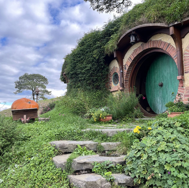 🏡 Hobbiton Movie Set: Step Into Middle-earth's Most Magical Village! 🌿