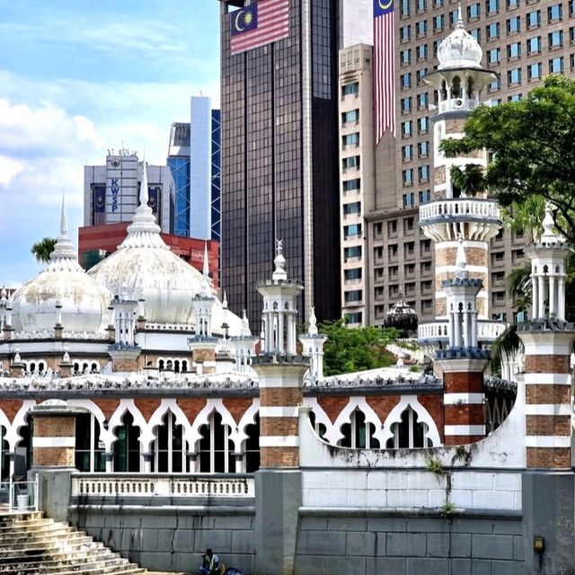 Jamek Sultan Abdul Samad Mosque is one of the historical places in Kuala Lumpur Malaysia. This place is one of the interesting tourist destinations to visit.