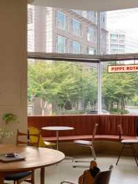 넓은 통창으로 자연광이 가득 들어오는 봉선동 카페