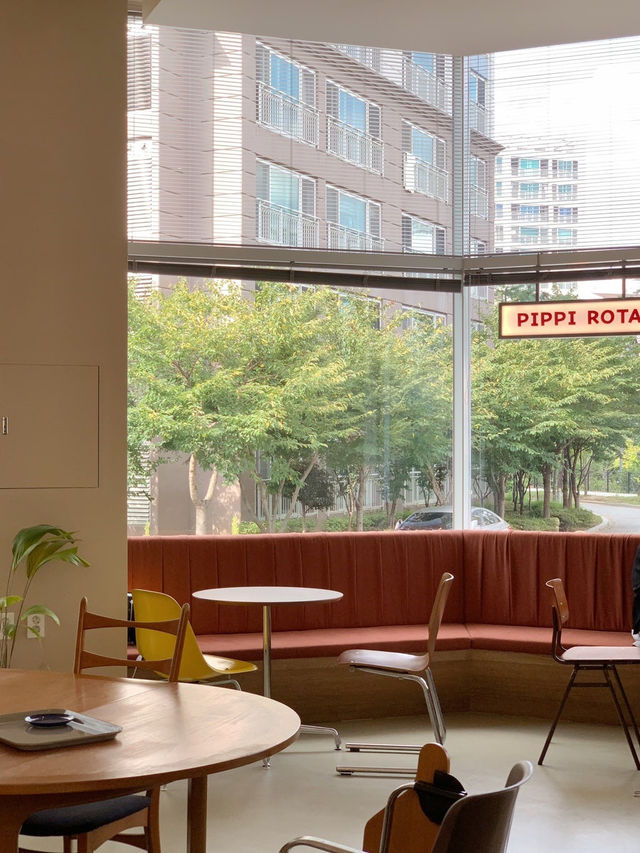 넓은 통창으로 자연광이 가득 들어오는 봉선동 카페