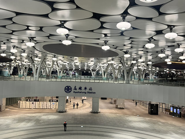 雲朵造型的高雄車站