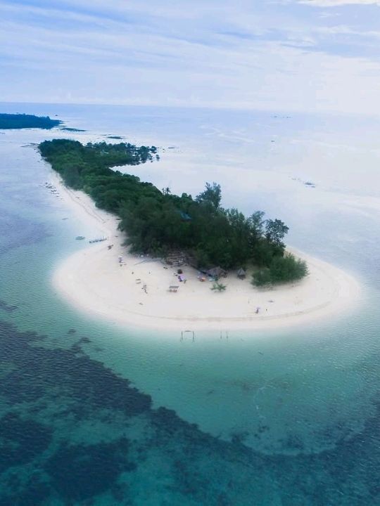 Stayed on a Kelong just off the island, took boat to visit, island seems abandoned now, went snorkelling,