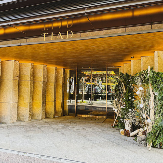 Elevated Ease & Urban Stillness Elevated Ease & Urban Stillness