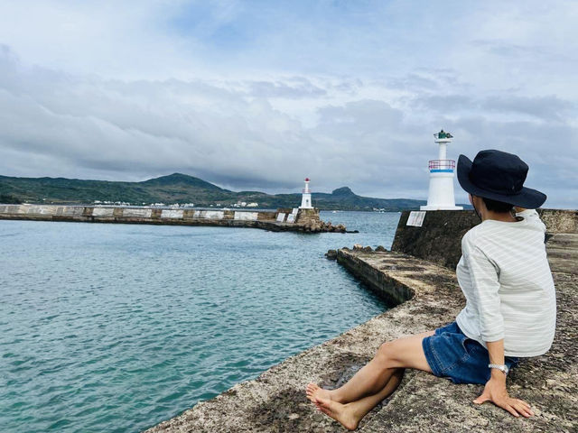 《星砂灣的雙燈塔海景，美得像沖繩一樣迷人》