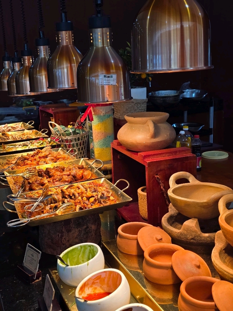 🍽️ Buffet Deli Land — nhà hàng buffet gần VinWonders (Đà Nẵng)

Nếu bạn đang đến VinWonders Đà Nẵng, có một lựa chọn tuyệt vời gần đó cho bữa trưa thịnh soạn và ngon miệng — Buffet Deli Land.

💰 **Giá khoảng 300.000 VND/người**, và đã bao gồm trong vé buffet. Với mức giá này, bạn được thưởng thức toàn bộ buffet.

🍤 **Bao gồm:**
· Nhiều loại hải sản — tôm, mực, trai, v.v.

· Thịt nướng và các món nóng
· Sushi, nem cuốn và các món khai vị lạnh
· Salad và rau tươi
· Tráng miệng và trái cây
· Đồ uống (tùy thuộc vào tình trạng sẵn có)

Đây là một địa điểm tuyệt vời để ăn nhẹ sau khi tham quan VinWonders hoặc nghỉ trưa thư giãn. Nếu bạn đang tìm kiếm một bữa ăn đa dạng mà không cần phải tìm kiếm nhà hàng trong thành phố, hãy lưu lại lựa chọn này.

💡 Mẹo: Hãy đến sớm một chút để chọn những món ăn ngon nhất và tránh phải xếp hàng chờ nướng.

