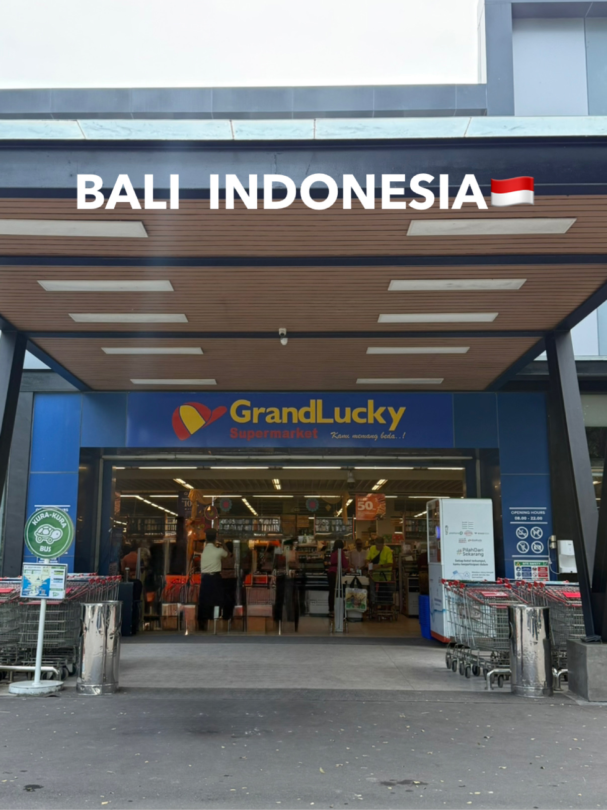 Indonesia, Pulau Bali 🇮🇩

Saat ini menjalani kehidupan multi-basis antara Okinawa dan Pulau Bali (ditambah beberapa tempat lainnya) 🌐

Saya telah tinggal di berbagai tempat di sekitar Bali, tetapi Sanur tampaknya memiliki harga yang sedikit lebih rendah dibandingkan dengan area lainnya 😊

Supermarket ini tidak terlalu berorientasi lokal, tetapi memiliki segalanya mulai dari bahan makanan hingga kebutuhan sehari-hari dan alkohol, dengan pilihan yang luas, kebersihan, dan dalam beberapa kasus, harganya lebih murah!

Anggur yang saya cari lebih murah di sini dibandingkan dengan toko minuman keras lainnya, dan cabai botolan, yang tidak dijual di Jepang, jelas lebih murah dibandingkan dengan supermarket di area lain 🍷🌶️

Mereka juga menjual kue-kue, jadi Anda bisa menemukan apa saja yang Anda butuhkan di sini 😄

📍GrandLucky Sanur

Jl. Bypass Ngurah Rai No.240, Sanur, Denpasar Selatan, Kota Denpasar, Bali 80228