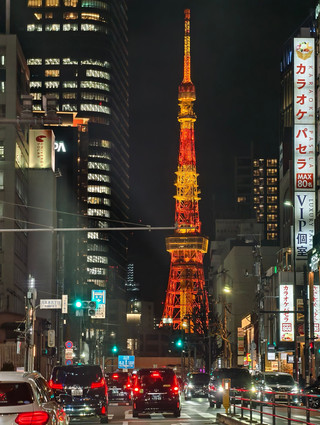 永恆的象徵：東京鐵塔在都市高樓林立中熠熠生輝