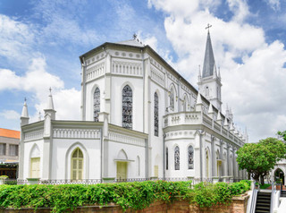CHIJMES: Singapore’s Luxe Historic Courtyard Hangout 🍸✨