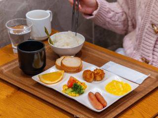 Accommodation close to shopping districts and tourist attractions, less than a 5-minute walk to the subway.