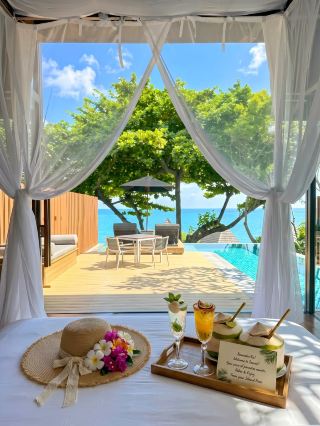 📍Koh Samui | Cliffside Villa with Private Pool! Breathtaking Beauty🌊 Choosing this cliffside villa was the best decision I ever made on Koh Samui. The private pool is right on your door, the water seamlessly merging with the distant sea. Wake up to bright morning sun and soak in the tub to the sound of waves at night – you won't want to leave. Even lying down feels like something out of a movie.

📍Location Advantages
Built on the cliffside between mountains and sea in the Lamai area, surrounded by lush greenery, it offers such privacy that it feels like you have the whole place to yourself. Numerous photo spots are within walking distance. Laem Tao Hin is nearby, perfect for cinematic shots. Silver Beach and the Lamai Golden Swing viewpoint are also close by; take photos along the way and then relax in your room.

🏠Room Amenities
A detached Thai-style villa with teak flooring throughout, perfect for barefoot walking. A private infinity pool facing the sea – just open the floor-to-ceiling windows and you're ready to jump in! A large bathtub with premium toiletries and an unlimited mini-bar with cold drinks. Stable Wi-Fi. Super comfortable bedding you'll want to sink into. Enjoy the evening breeze on your balcony as if you're basking in the sun.

🎡Nearby Activities: Relax in your private pool or go kayaking and snorkeling at your private beach. For those who love to explore, use the hotel's complimentary shuttle service to Lamai Night Market to buy snacks and coconuts. On the way, stop to see the Grandparent Rocks and Crystal Bay, then drive back to watch the sunset. For those who want to exercise, there are Muay Thai and yoga classes on the beach, perfect for beginners.

💆Special Services: 24-hour butler service, shuttle service to the park (no uphill climb), rooftop stargazing bar and cliffside restaurant, sunrise breakfast served on the balcony, herbal essential oil spa treatments. After a relaxing massage, unwind amidst the mountains, listen to the waves, and fall asleep instantly. Complimentary evening fruit and snacks are provided upon check-in, and assistance can be arranged with transportation upon check-out.

#ReliableHotelBooking #KohSamuiTourism #KohSamuiAccommodationn #KohSamuiVacation #ThailandIslandGuide #KohSamuiCliffHotel #LaMaiBeachActivities #KohSamuiPrivatePoolVillailla #ThailandTravel #IslandLyingDownDiary