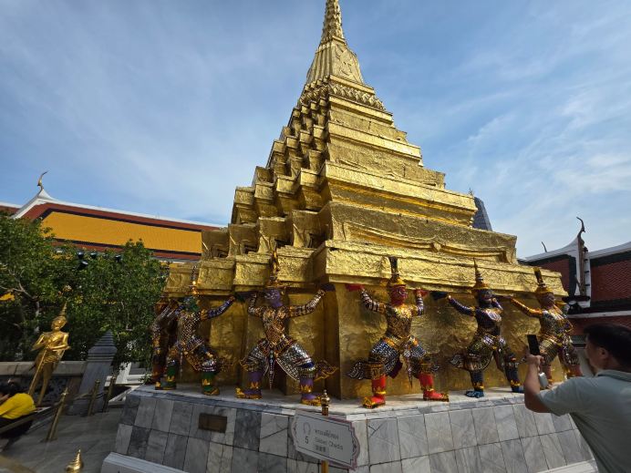 The Grand palace
do you think its worth the visit ?