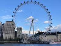 藍天下的London eye