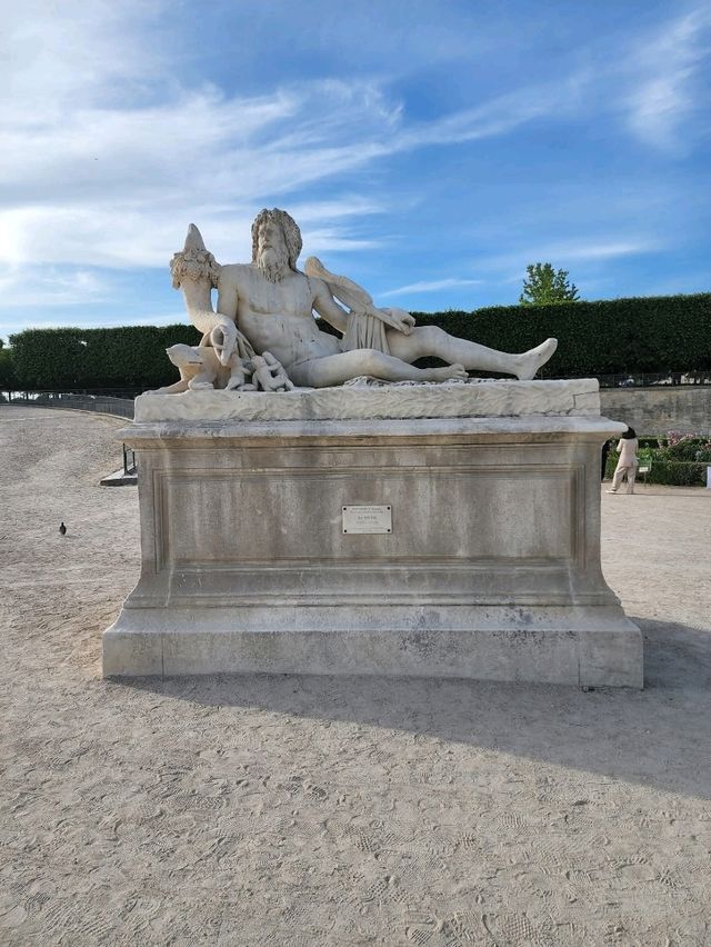 Exploring Paris’ 8th Arrondissement: Must-Dos & Halloween Fun 🎃
