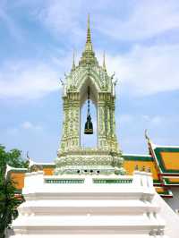 황금의 숨결이 깃든 사원의 새벽 