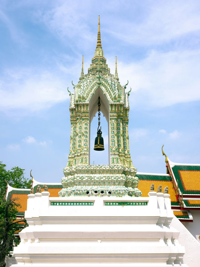 황금의 숨결이 깃든 사원의 새벽 