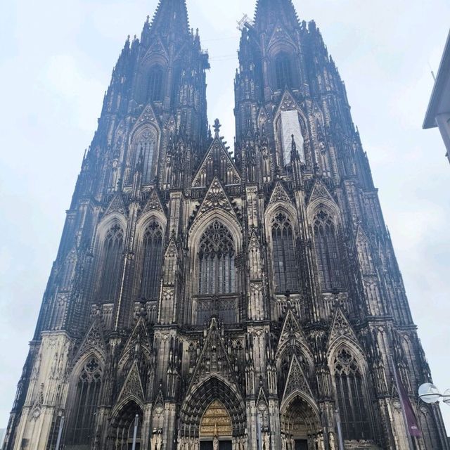 Cologne Weekend Vibes: Where Culture & Chill Collide 🌙🏨 Cologne Weekend Vibes: Where Culture & Chill Collide 🌙🏨