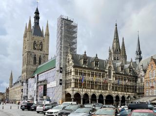 伊普爾(Ypres)位於比利時西佛蘭德省,靠近法國邊境,曾是中世紀佛蘭德地區最繁榮的毛紡織中心之一。第一次世界大戰期間,這裡因五次慘烈的伊普爾戰役而聞名於世,城市幾乎被炮火徹底摧毀,也是歷史上首次大規模使用毒氣作戰的地點之一。戰後,伊普爾按照原有風貌精心重建,如今古城依然保留著濃郁的中世紀建築特色。市中心雄偉的布料大廳是歐洲最大的中世紀商業建築之一,現設有“佛蘭德戰場博物館”,生動展示西線戰場的歷史。著名的梅寧門紀念碑(Menin Gate)鐫刻著五萬多名失蹤英聯邦士兵的姓名,每晚舉行的“最後號角”紀念儀式已延續近百年,象徵著對戰爭犧牲者的緬懷與對和平的珍視。如今,伊普爾不僅是一座風景優美的歷史古城,更是世界著名的和平教育與戰爭紀念聖地。