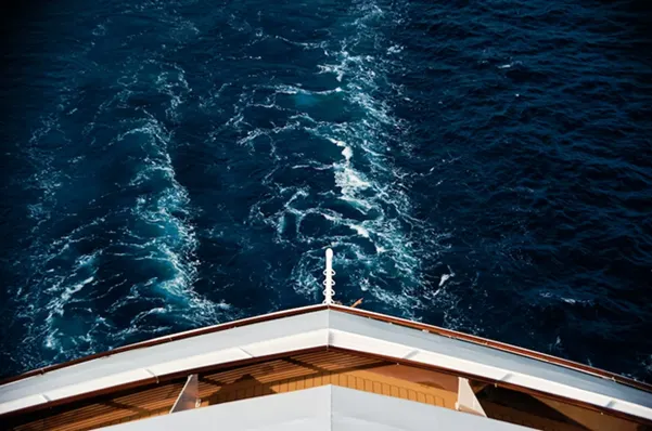 Le pont d'un bateau de croisière surplombant l'eau
