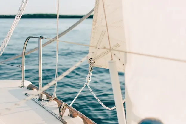 Nahaufnahme des Segels eines Segelbootes auf dem Meer