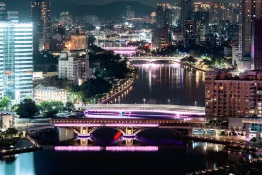 高雄六大地標點亮粉紅色 愛河