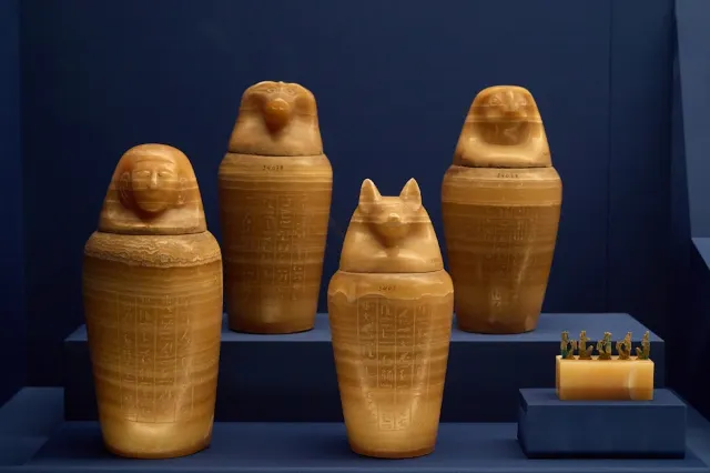 賽提爾伯尼的四個卡諾皮克罐