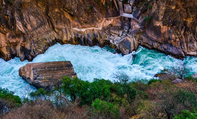 tiger leaping gorge yunnan china