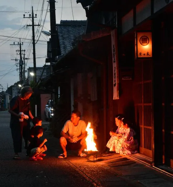 【お盆の迎え火・送り火】お盆の迎え火・送り火の意味、日時、道具、手順から自宅・お墓でやる際のやり方、宗教・宗派や地域による違いまで徹底解説！