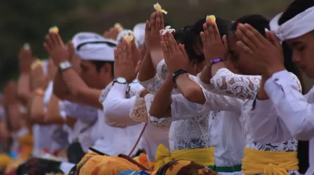 Berdoa saat Upacara Melasti